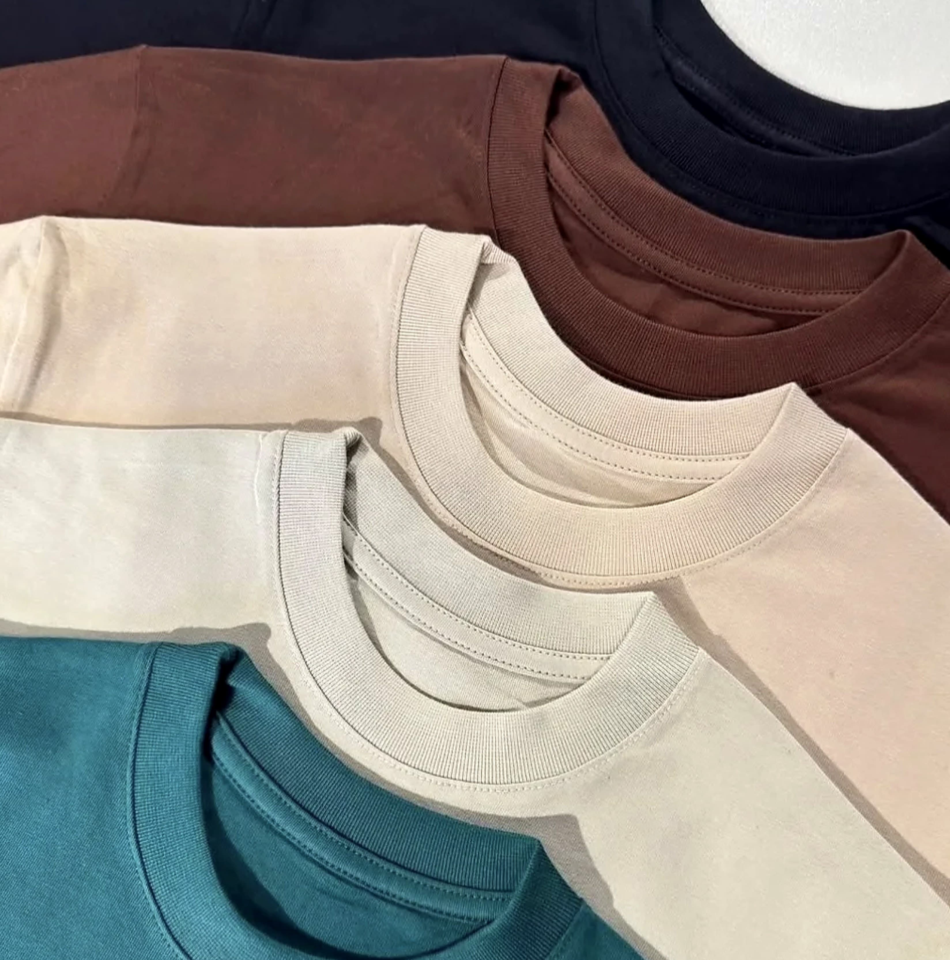 T-shirts épais en coton, empilés par couleur